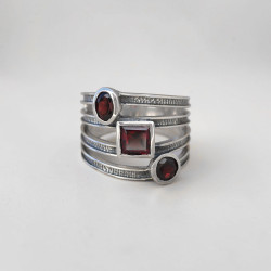 Bague large en argent et 3 pierres en Grenat T59