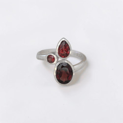 Bague en argent et 3 pierres facettées Grenat T53