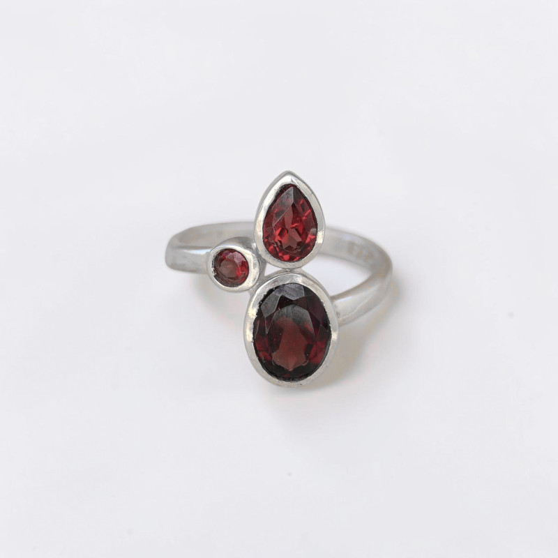 Bague en argent et 3 pierres facettées Grenat T53