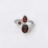 Bague en argent et 3 pierres facettées Grenat T53
