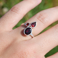 Bague en argent et 3 pierres facettées Grenat T53