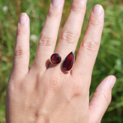 Bague ouverte en argent et 2 cabochons en Grenat T59