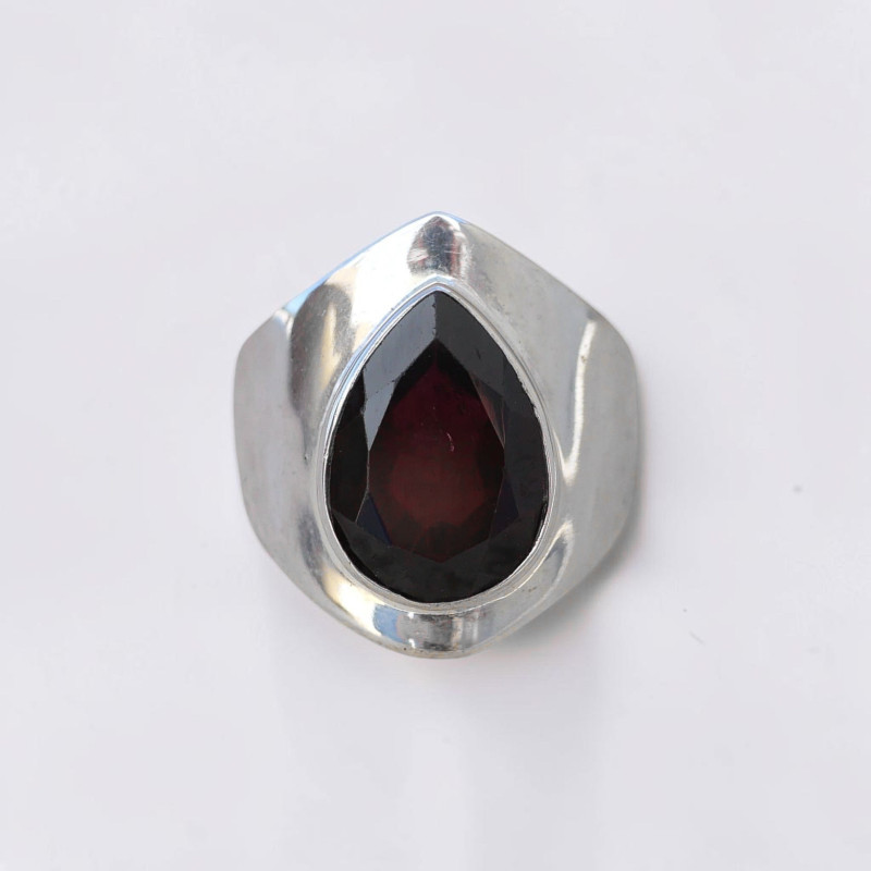 Bague large pointe argent et pierre facettée en Grenat T56