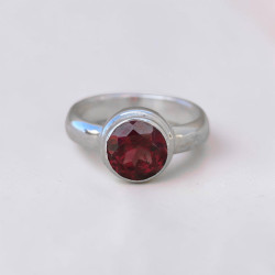 Bague en argent et pierre ronde en Grenat facettée T51