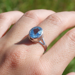 Bague argent pierre ovale en Topaze bleue T59