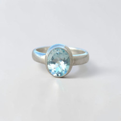 Petite bague argent pierre ovale en Topaze bleue T56
