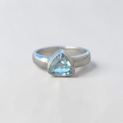 Petite bague argent pierre trillion en Topaze bleue T56