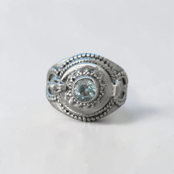 Bague poison ronde argent et petite pierre Topaze bleue T53
