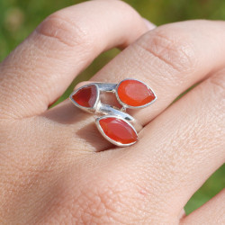 Bague argent et 3 pierres facettées en Cornaline T54