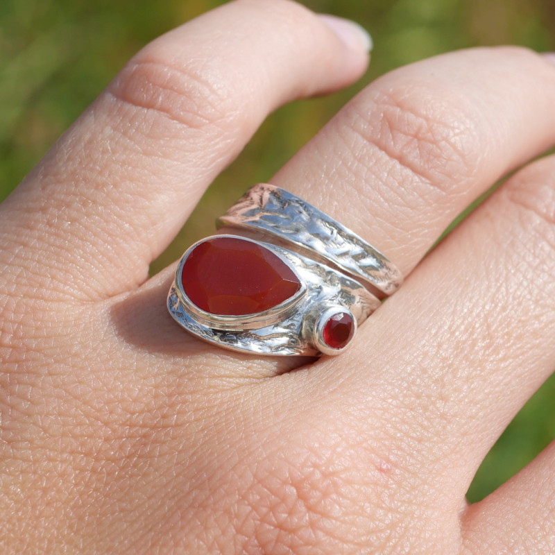 Bague enlacée en argent martelé et pierre Cornaline T54