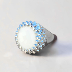 Grosse chevalière ronde pointes argent et pierre Onyx blanc