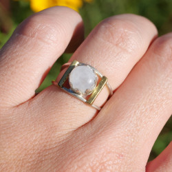 Bague Pierre de lune irisée ajourée argent et laiton T51