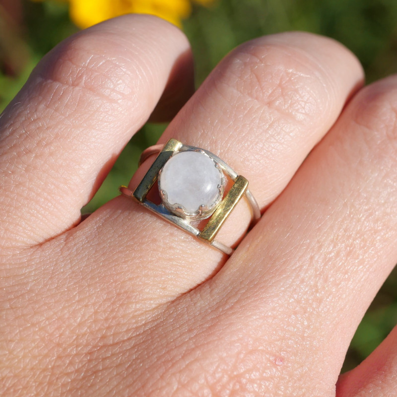 Bague Pierre de lune irisée ajourée argent et laiton T51