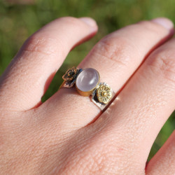 Anneaux martelé Quartz rose et fleurs laiton T57