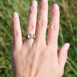 Anneaux argent martelé Prehnite et fleurs laiton T54