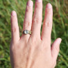 Anneaux argent martelé Prehnite et fleurs laiton T54