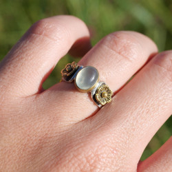 Anneaux argent martelé Prehnite et fleurs laiton T54