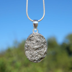 Pendentif ovale en argent et pierre Pyrite irrégulière