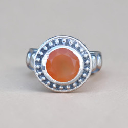 Bague ronde ciselée en argent et pierre Cornaline facettée (orange) T52