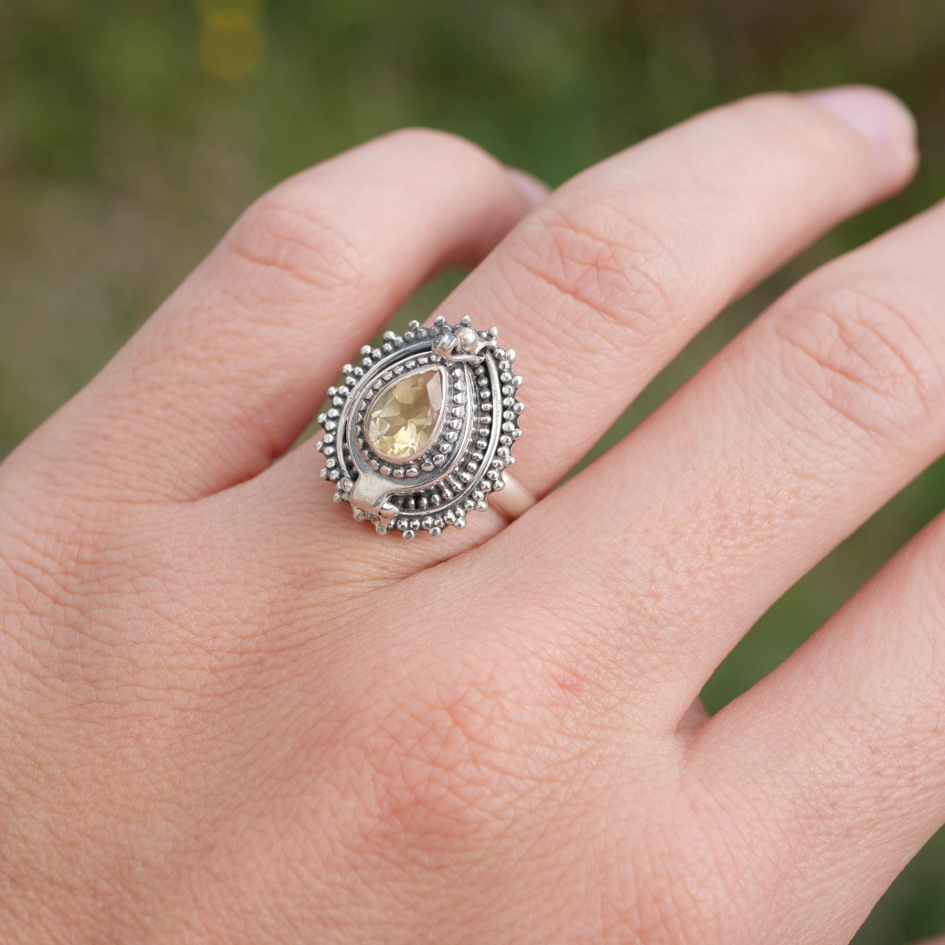 Bague poison : histoire, légendes et utilité d'un bijou secret